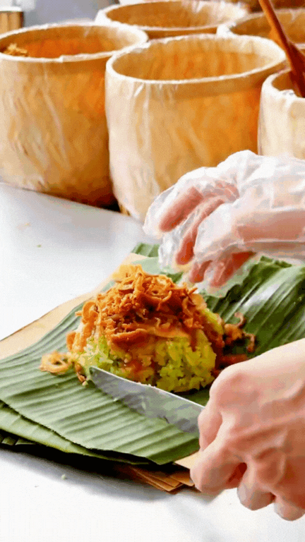 Quầy xôi xéo lá dứa nổi như cồn ở Cần Thơ: Chỉ 15k mà vừa ngon vừa chắc bụng, còn được xem cô chủ "múa tay" cực điệu nghệ!- Ảnh 4. Quầy xôi xéo lá dứa nổi như cồn ở Cần Thơ: Chỉ 15k mà vừa ngon vừa chắc bụng, còn được xem cô chủ "múa tay" cực điệu nghệ!- Ảnh 4.