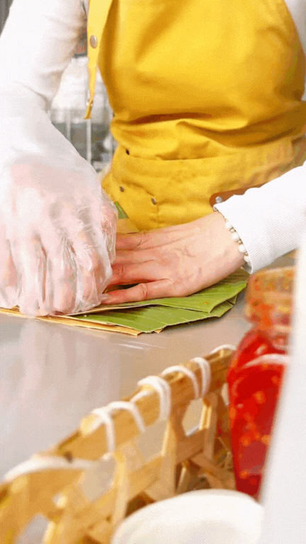 Quầy xôi xéo lá dứa nổi như cồn ở Cần Thơ: Chỉ 15k mà vừa ngon vừa chắc bụng, còn được xem cô chủ "múa tay" cực điệu nghệ!- Ảnh 6. Quầy xôi xéo lá dứa nổi như cồn ở Cần Thơ: Chỉ 15k mà vừa ngon vừa chắc bụng, còn được xem cô chủ "múa tay" cực điệu nghệ!- Ảnh 6.