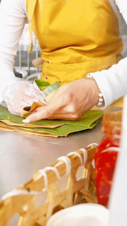 Quầy xôi xéo lá dứa nổi như cồn ở Cần Thơ: Chỉ 15k mà vừa ngon vừa chắc bụng, còn được xem cô chủ "múa tay" cực điệu nghệ!- Ảnh 5. Quầy xôi xéo lá dứa nổi như cồn ở Cần Thơ: Chỉ 15k mà vừa ngon vừa chắc bụng, còn được xem cô chủ "múa tay" cực điệu nghệ!- Ảnh 5.