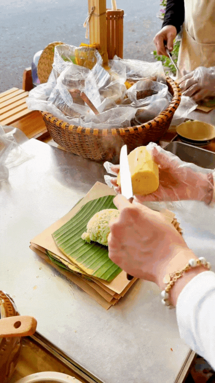 Quầy xôi xéo lá dứa nổi như cồn ở Cần Thơ: Chỉ 15k mà vừa ngon vừa chắc bụng, còn được xem cô chủ "múa tay" cực điệu nghệ!- Ảnh 7. Quầy xôi xéo lá dứa nổi như cồn ở Cần Thơ: Chỉ 15k mà vừa ngon vừa chắc bụng, còn được xem cô chủ "múa tay" cực điệu nghệ!- Ảnh 7.