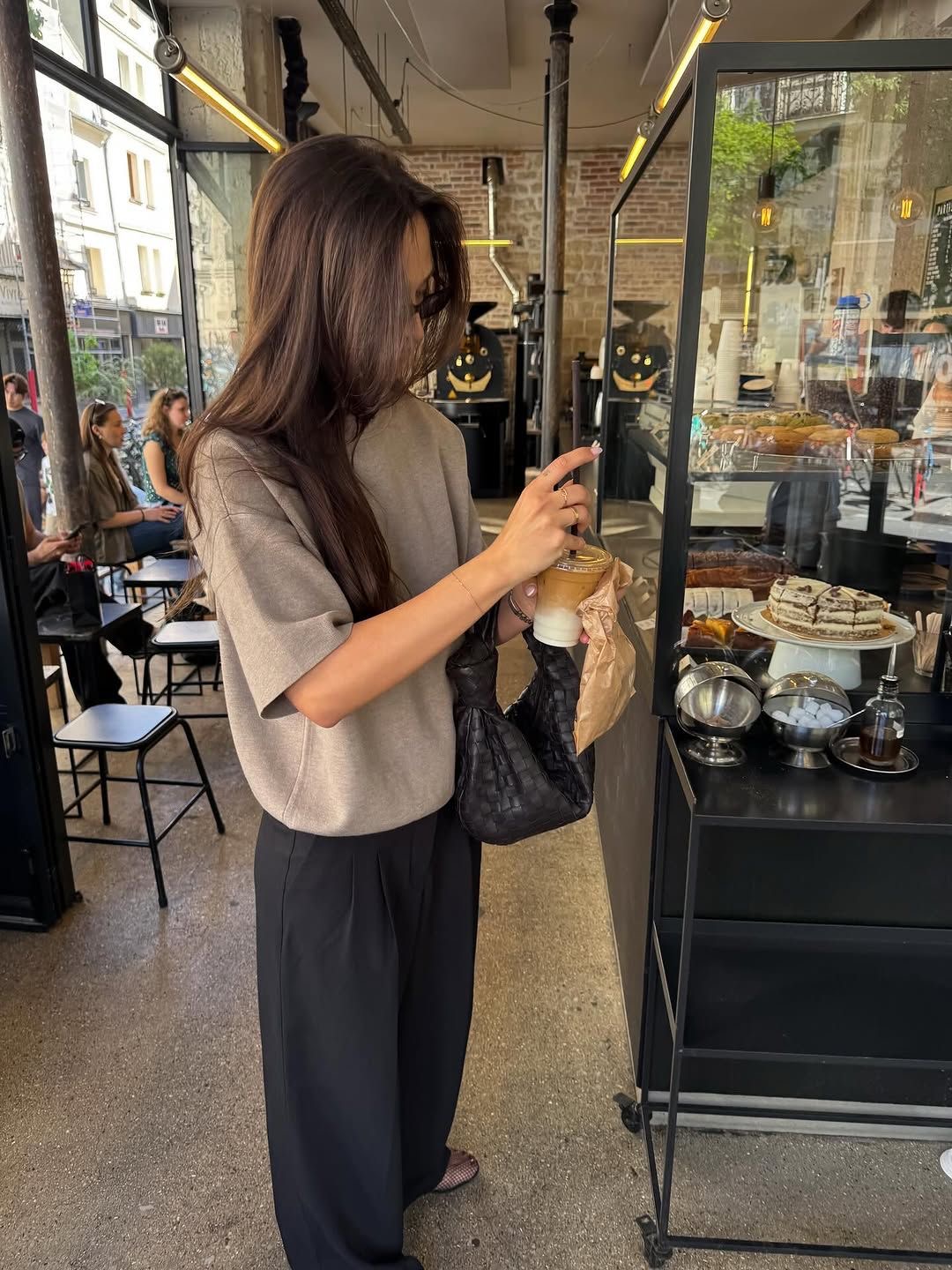Quần ống rộng là chân ái của dân công sở, nhưng hội 40+ phải chỉnh 1 điểm mới sang- Ảnh 13.