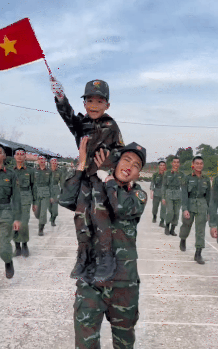 "Chiến sĩ nhí" 6 tuổi làm rạng danh khối nghỉ hè: Mùa hè ý nghĩa trong màu áo lính, được tập luyện cùng các chiến sĩ A80- Ảnh 11. "Chiến sĩ nhí" 6 tuổi làm rạng danh khối nghỉ hè: Mùa hè ý nghĩa trong màu áo lính, được tập luyện cùng các chiến sĩ A80- Ảnh 11.