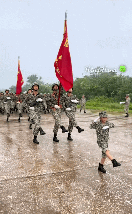 "Chiến sĩ nhí" 6 tuổi làm rạng danh khối nghỉ hè: Mùa hè ý nghĩa trong màu áo lính, được tập luyện cùng các chiến sĩ A80- Ảnh 2. "Chiến sĩ nhí" 6 tuổi làm rạng danh khối nghỉ hè: Mùa hè ý nghĩa trong màu áo lính, được tập luyện cùng các chiến sĩ A80- Ảnh 2.