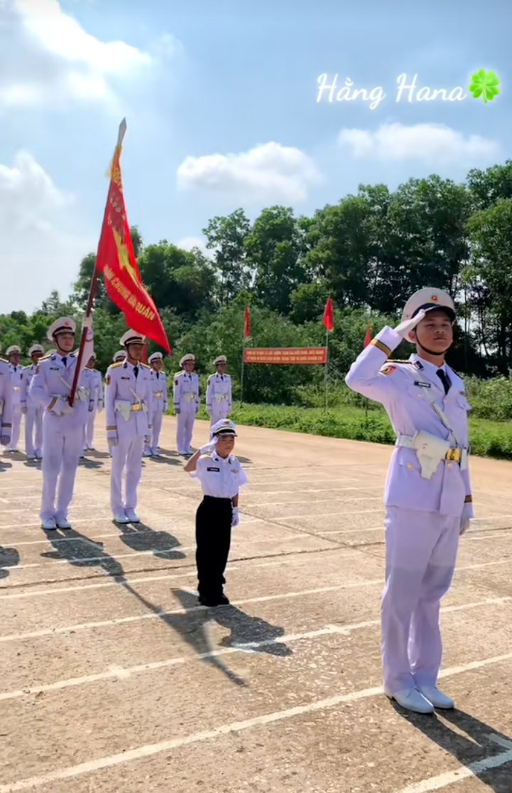 "Chiến sĩ nhí" 6 tuổi làm rạng danh khối nghỉ hè: Mùa hè ý nghĩa trong màu áo lính, được tập luyện cùng các chiến sĩ A80- Ảnh 5. "Chiến sĩ nhí" 6 tuổi làm rạng danh khối nghỉ hè: Mùa hè ý nghĩa trong màu áo lính, được tập luyện cùng các chiến sĩ A80- Ảnh 5.