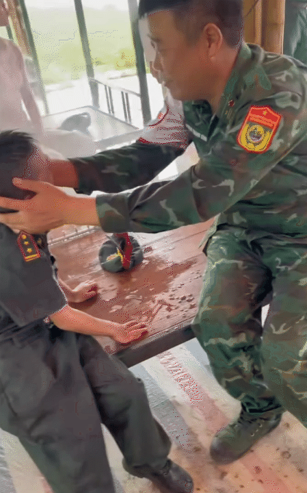 "Chiến sĩ nhí" 6 tuổi làm rạng danh khối nghỉ hè: Mùa hè ý nghĩa trong màu áo lính, được tập luyện cùng các chiến sĩ A80- Ảnh 12. "Chiến sĩ nhí" 6 tuổi làm rạng danh khối nghỉ hè: Mùa hè ý nghĩa trong màu áo lính, được tập luyện cùng các chiến sĩ A80- Ảnh 12.