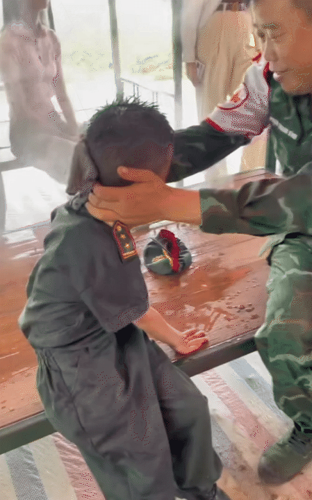 "Chiến sĩ nhí" 6 tuổi làm rạng danh khối nghỉ hè: Mùa hè ý nghĩa trong màu áo lính, được tập luyện cùng các chiến sĩ A80- Ảnh 13. "Chiến sĩ nhí" 6 tuổi làm rạng danh khối nghỉ hè: Mùa hè ý nghĩa trong màu áo lính, được tập luyện cùng các chiến sĩ A80- Ảnh 13.
