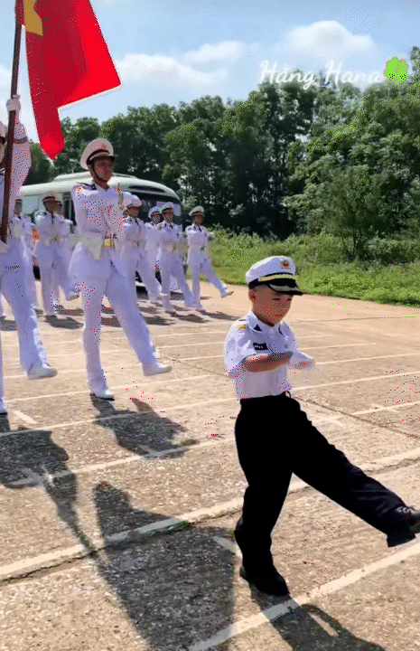 "Chiến sĩ nhí" 6 tuổi làm rạng danh khối nghỉ hè: Mùa hè ý nghĩa trong màu áo lính, được tập luyện cùng các chiến sĩ A80- Ảnh 4. "Chiến sĩ nhí" 6 tuổi làm rạng danh khối nghỉ hè: Mùa hè ý nghĩa trong màu áo lính, được tập luyện cùng các chiến sĩ A80- Ảnh 4.