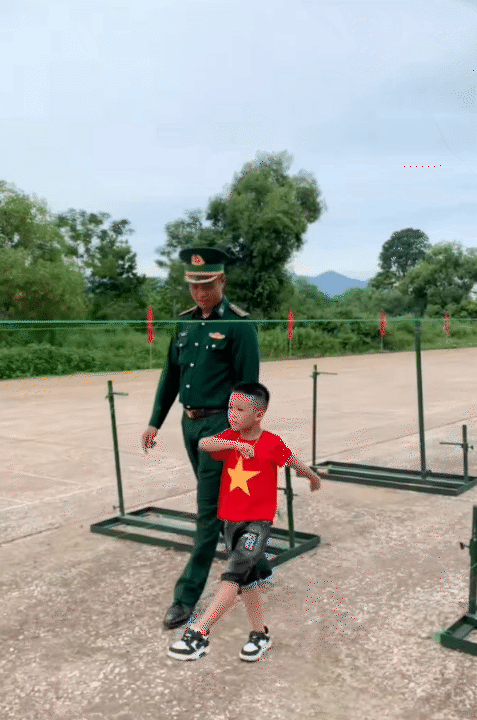 "Chiến sĩ nhí" 6 tuổi làm rạng danh khối nghỉ hè: Mùa hè ý nghĩa trong màu áo lính, được tập luyện cùng các chiến sĩ A80- Ảnh 6. "Chiến sĩ nhí" 6 tuổi làm rạng danh khối nghỉ hè: Mùa hè ý nghĩa trong màu áo lính, được tập luyện cùng các chiến sĩ A80- Ảnh 6.