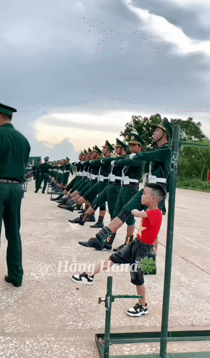 "Chiến sĩ nhí" 6 tuổi làm rạng danh khối nghỉ hè: Mùa hè ý nghĩa trong màu áo lính, được tập luyện cùng các chiến sĩ A80- Ảnh 7. "Chiến sĩ nhí" 6 tuổi làm rạng danh khối nghỉ hè: Mùa hè ý nghĩa trong màu áo lính, được tập luyện cùng các chiến sĩ A80- Ảnh 7.
