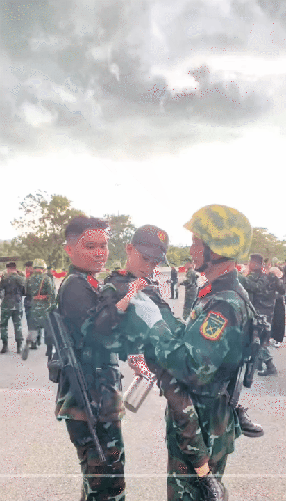 "Chiến sĩ nhí" 6 tuổi làm rạng danh khối nghỉ hè: Mùa hè ý nghĩa trong màu áo lính, được tập luyện cùng các chiến sĩ A80- Ảnh 19. "Chiến sĩ nhí" 6 tuổi làm rạng danh khối nghỉ hè: Mùa hè ý nghĩa trong màu áo lính, được tập luyện cùng các chiến sĩ A80- Ảnh 19.
