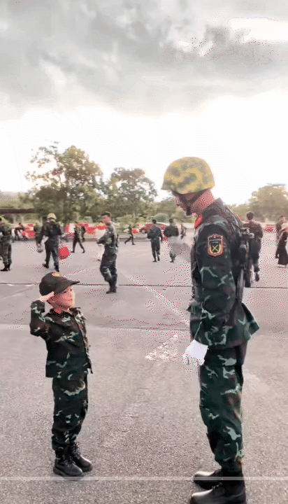 "Chiến sĩ nhí" 6 tuổi làm rạng danh khối nghỉ hè: Mùa hè ý nghĩa trong màu áo lính, được tập luyện cùng các chiến sĩ A80- Ảnh 18. "Chiến sĩ nhí" 6 tuổi làm rạng danh khối nghỉ hè: Mùa hè ý nghĩa trong màu áo lính, được tập luyện cùng các chiến sĩ A80- Ảnh 18.