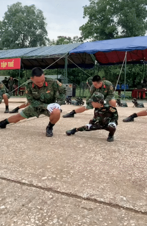 "Chiến sĩ nhí" 6 tuổi làm rạng danh khối nghỉ hè: Mùa hè ý nghĩa trong màu áo lính, được tập luyện cùng các chiến sĩ A80- Ảnh 8. "Chiến sĩ nhí" 6 tuổi làm rạng danh khối nghỉ hè: Mùa hè ý nghĩa trong màu áo lính, được tập luyện cùng các chiến sĩ A80- Ảnh 8.