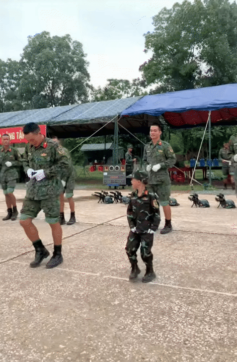 "Chiến sĩ nhí" 6 tuổi làm rạng danh khối nghỉ hè: Mùa hè ý nghĩa trong màu áo lính, được tập luyện cùng các chiến sĩ A80- Ảnh 9. "Chiến sĩ nhí" 6 tuổi làm rạng danh khối nghỉ hè: Mùa hè ý nghĩa trong màu áo lính, được tập luyện cùng các chiến sĩ A80- Ảnh 9.
