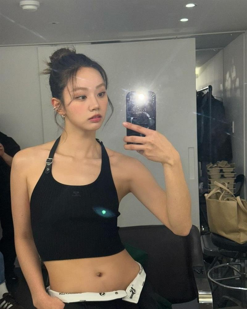 Hyeri diện bikini lộ v&ograve;ng 2 xồ xề, h&oacute;a ra trước giờ l&agrave; "th&aacute;nh sống ảo", photoshop th&agrave;nh thần?- Ảnh 8.