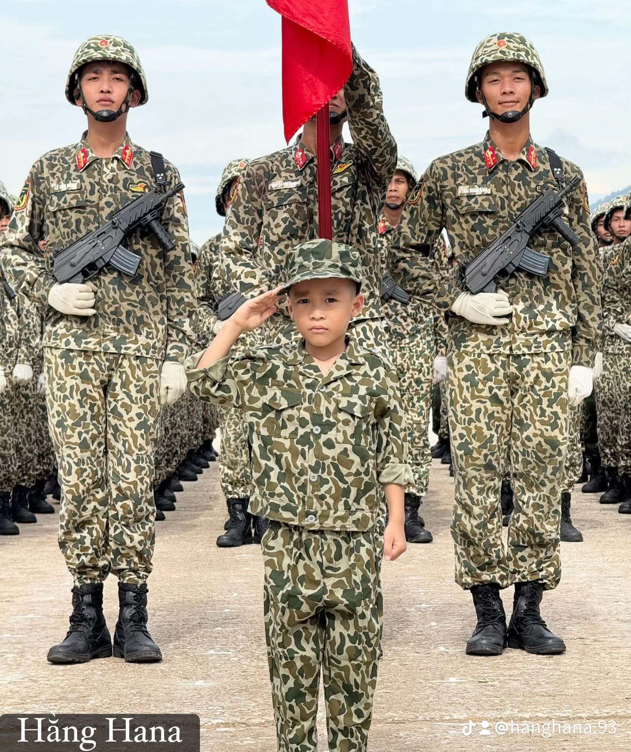 "Chiến sĩ nhí" 6 tuổi làm rạng danh khối nghỉ hè: Mùa hè ý nghĩa trong màu áo lính, được tập luyện cùng các chiến sĩ A80- Ảnh 16. "Chiến sĩ nhí" 6 tuổi làm rạng danh khối nghỉ hè: Mùa hè ý nghĩa trong màu áo lính, được tập luyện cùng các chiến sĩ A80- Ảnh 16.