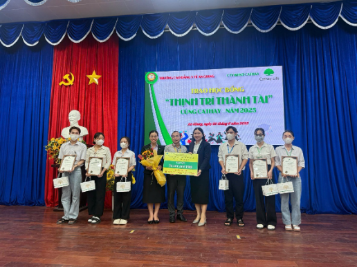 Cathay Life Việt Nam trao học bổng cho sinh viên tại khu vực Cần Thơ- Ảnh 1.