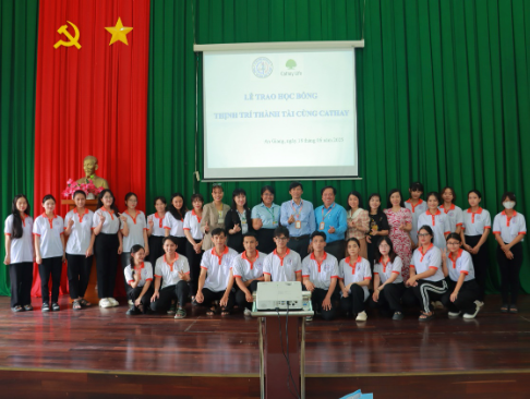 Cathay Life Việt Nam trao học bổng cho sinh viên tại khu vực Cần Thơ- Ảnh 2.
