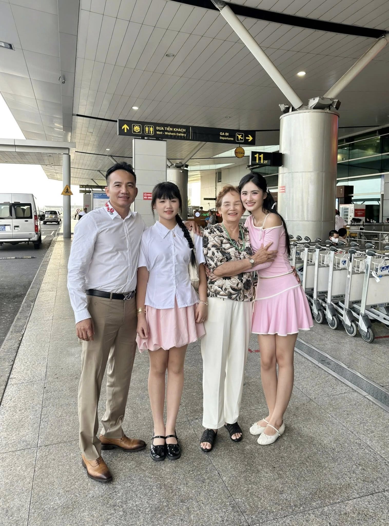 Em gái Hoa hậu Ý Nhi trổ mã xinh đẹp khiến ai nấy đều ngỡ ngàng- Ảnh 1. Em gái Hoa hậu Ý Nhi trổ mã xinh đẹp khiến ai nấy đều ngỡ ngàng- Ảnh 1.