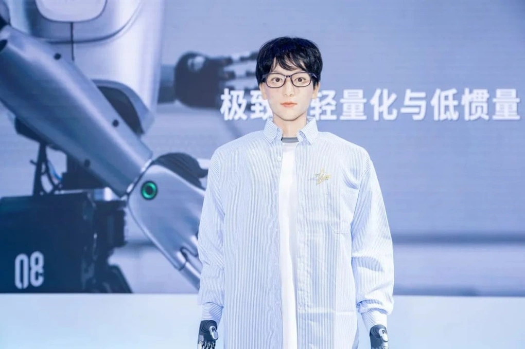 Trung Quốc cho robot đi học tiến sĩ nghệ thuật, được khen đẹp trai, nếu học không xong bị cho vào bảo tàng- Ảnh 3. Trung Quốc cho robot đi học tiến sĩ nghệ thuật, được khen đẹp trai, nếu học không xong bị cho vào bảo tàng- Ảnh 3.