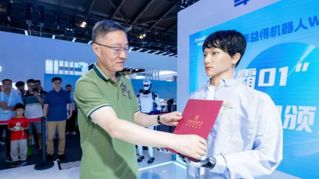 Trung Quốc cho robot đi học tiến sĩ nghệ thuật, được khen đẹp trai, nếu học không xong bị cho vào bảo tàng- Ảnh 2. Trung Quốc cho robot đi học tiến sĩ nghệ thuật, được khen đẹp trai, nếu học không xong bị cho vào bảo tàng- Ảnh 2.