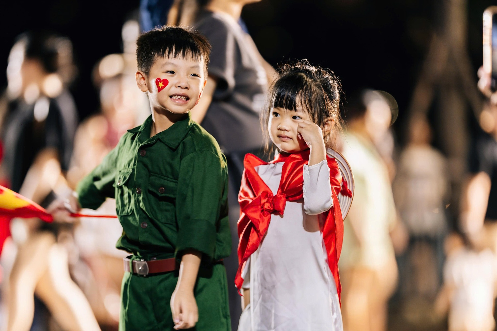 Đưa con nhỏ đi xem A80 mà vẫn lo nắng nóng, đông người: Đã có cách để cả nhà yên tâm hơn- Ảnh 8. Đưa con nhỏ đi xem A80 mà vẫn lo nắng nóng, đông người: Đã có cách để cả nhà yên tâm hơn- Ảnh 8.