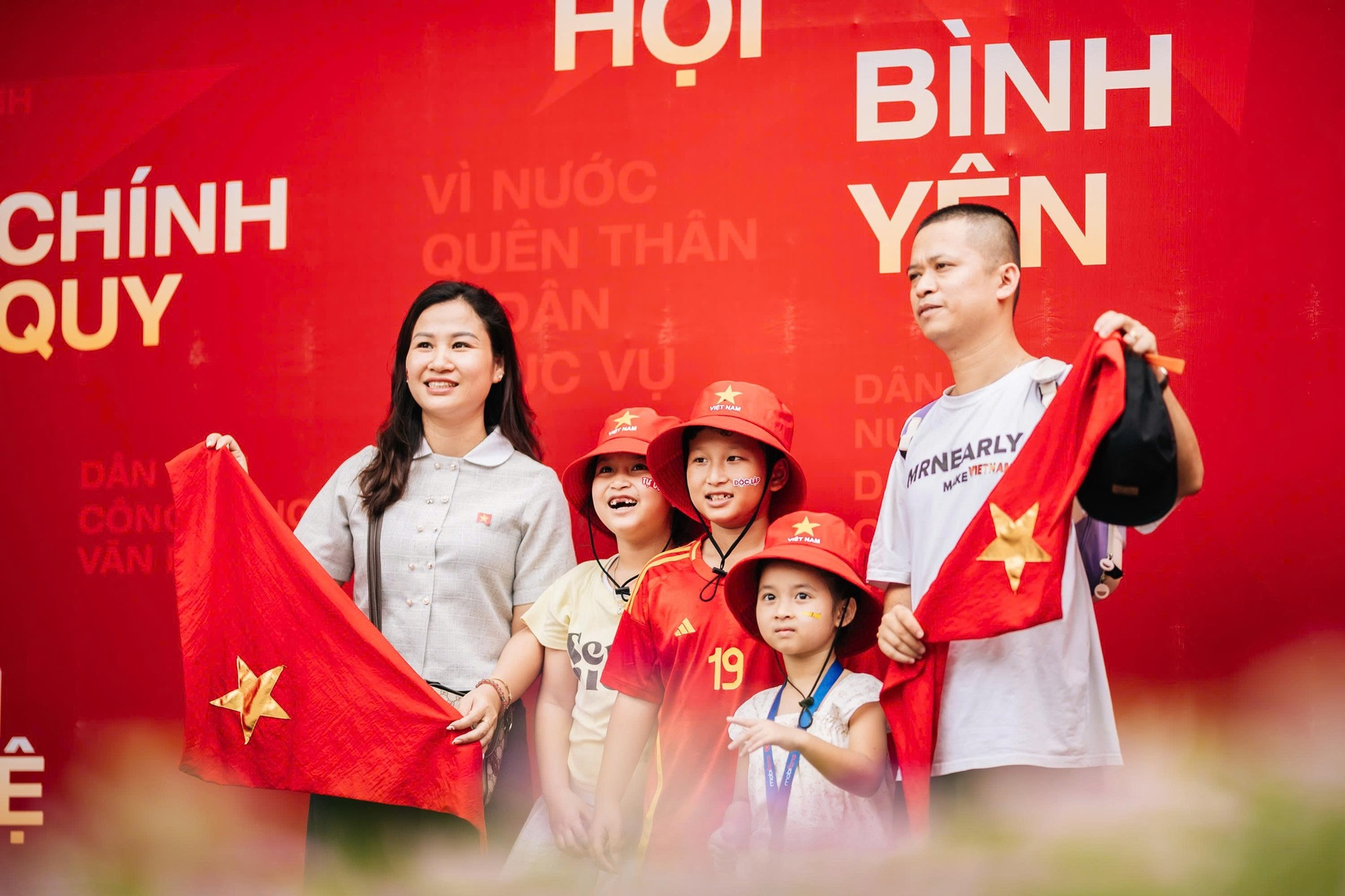 Đưa con nhỏ đi xem A80 mà vẫn lo nắng nóng, đông người: Đã có cách để cả nhà yên tâm hơn- Ảnh 9. Đưa con nhỏ đi xem A80 mà vẫn lo nắng nóng, đông người: Đã có cách để cả nhà yên tâm hơn- Ảnh 9.