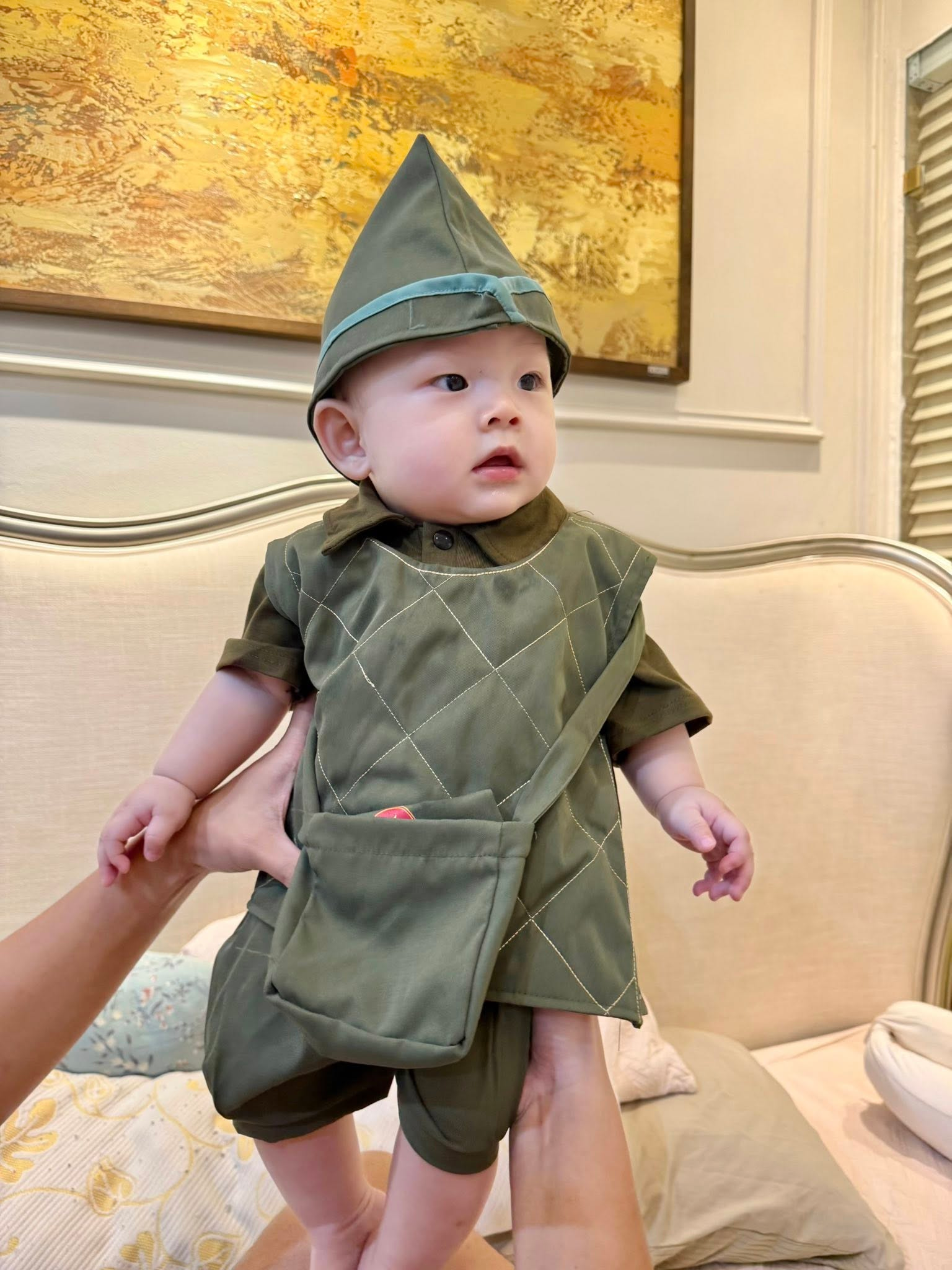 Hot mom Ly Kute đưa con trai đi check-in phố phường: 1 món đồ lý tưởng giúp các mẹ đưa con nhỏ đi "đu A80" nhàn tênh- Ảnh 4. Hot mom Ly Kute đưa con trai đi check-in phố phường: 1 món đồ lý tưởng giúp các mẹ đưa con nhỏ đi "đu A80" nhàn tênh- Ảnh 4.