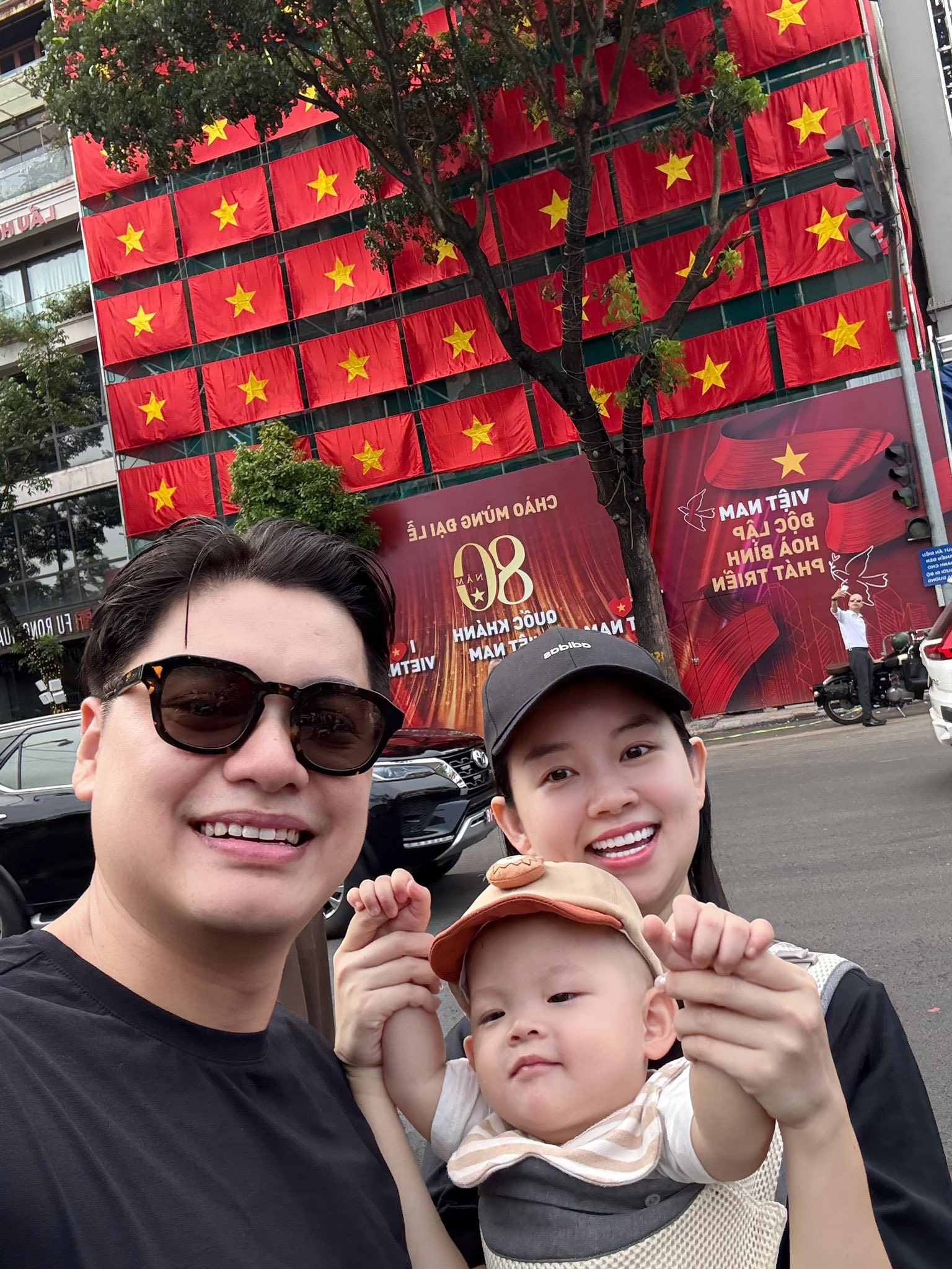 Hot mom Ly Kute đưa con trai đi check-in phố phường: 1 món đồ lý tưởng giúp các mẹ đưa con nhỏ đi "đu A80" nhàn tênh- Ảnh 2. Hot mom Ly Kute đưa con trai đi check-in phố phường: 1 món đồ lý tưởng giúp các mẹ đưa con nhỏ đi "đu A80" nhàn tênh- Ảnh 2.