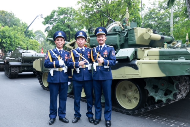 Các chiến sĩ Cảnh sát biển Việt Nam tranh thủ lưu lại những khoảnh khắc đáng nhớ khi lần đầu tiên tổng hợp luyện tại Quảng trường Ba Đình. Các chiến sĩ Cảnh sát biển Việt Nam tranh thủ lưu lại những khoảnh khắc đáng nhớ khi lần đầu tiên tổng hợp luyện tại Quảng trường Ba Đình.