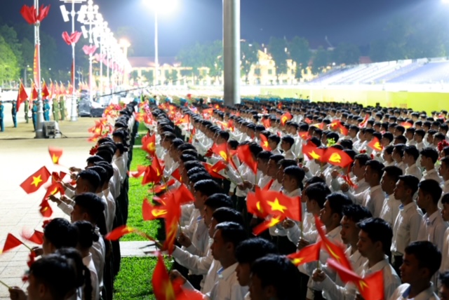 Đúng 20 giờ, buổi tổng hợp luyện bắt đầu. Đúng 20 giờ, buổi tổng hợp luyện bắt đầu.