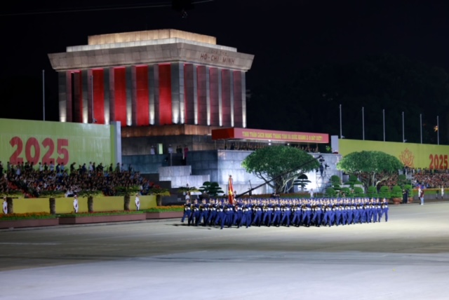 Khối sĩ quan Cảnh sát biển Việt Nam sải bước trên Quảng trường Ba Đình. Khối sĩ quan Cảnh sát biển Việt Nam sải bước trên Quảng trường Ba Đình.