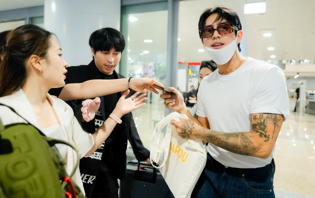 DPR IAN "nghẹt thở" trong vòng vây của người hâm mộ Việt Nam- Ảnh 2. DPR IAN "nghẹt thở" trong vòng vây của người hâm mộ Việt Nam- Ảnh 2.