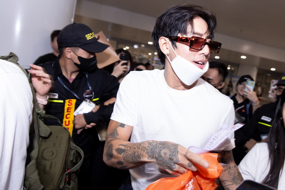 DPR IAN "nghẹt thở" trong vòng vây của người hâm mộ Việt Nam- Ảnh 5. DPR IAN "nghẹt thở" trong vòng vây của người hâm mộ Việt Nam- Ảnh 5.