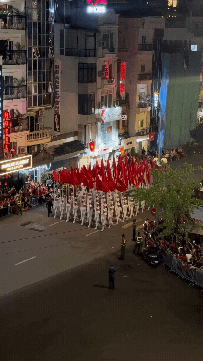 Chủ qu&aacute;n c&agrave; ph&ecirc; c&oacute; view xem diễu binh đẹp nhất H&agrave; Nội: "Chỉ 60 kh&aacute;ch may mắn đặt được b&agrave;n, k&iacute;n lịch suốt 2 th&aacute;ng nay"- Ảnh 3.