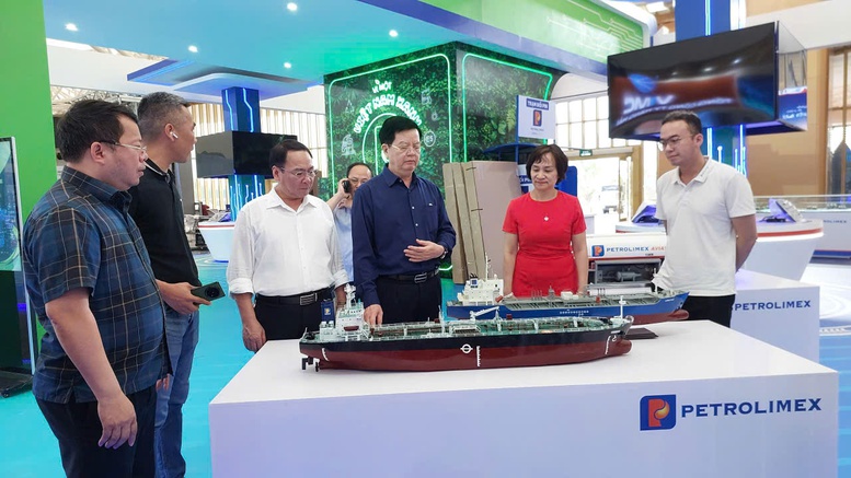 Chỉnh sửa, hoàn thiện các gian hàng, bảo đảm điều kiện tốt nhất cho khai mạc Triển lãm- Ảnh 1. Chỉnh sửa, hoàn thiện các gian hàng, bảo đảm điều kiện tốt nhất cho khai mạc Triển lãm- Ảnh 1.