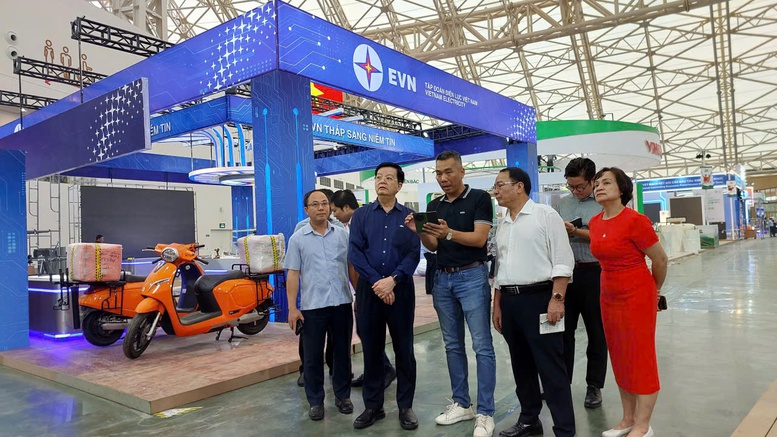 Chỉnh sửa, hoàn thiện các gian hàng, bảo đảm điều kiện tốt nhất cho khai mạc Triển lãm- Ảnh 2. Chỉnh sửa, hoàn thiện các gian hàng, bảo đảm điều kiện tốt nhất cho khai mạc Triển lãm- Ảnh 2.