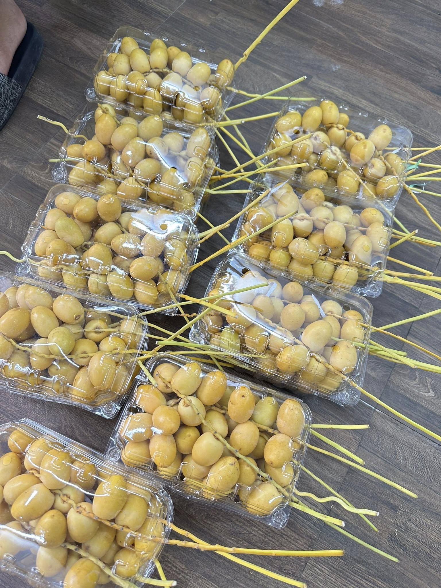 Chợ hoa quả tháng 8: Chà là bất ngờ “soán ngôi” xoài, nho để thành mặt hàng hot nhất- Ảnh 6. Chợ hoa quả tháng 8: Chà là bất ngờ “soán ngôi” xoài, nho để thành mặt hàng hot nhất- Ảnh 6.