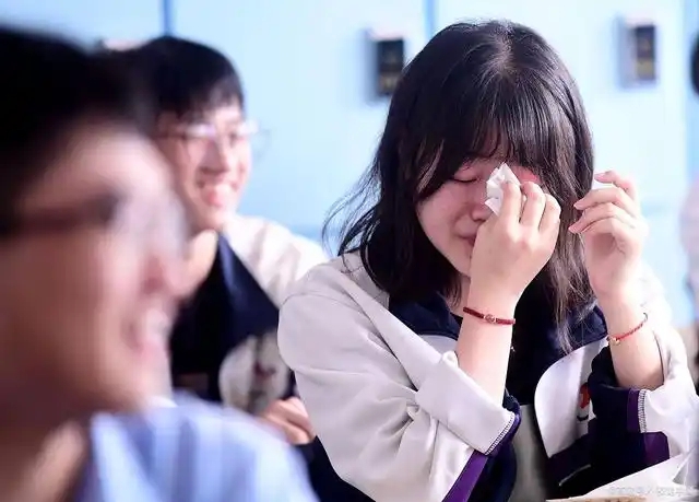 "Con ơi đừng đi học nữa, mẹ lo không nổi đâu" - Lời cầu xin khiến nữ sinh 2k7 bật khóc giữa giấc mơ đại học- Ảnh 2.