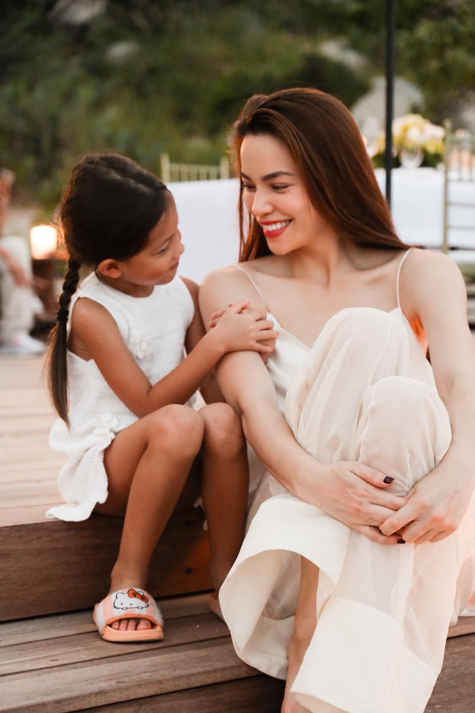 Mê cách Hà Hồ dạy con: "Nói năng nhỏ nhẹ, nhận đồ ăn phải nói lời cảm ơn mẹ"
- Ảnh 2. Mê cách Hà Hồ dạy con: "Nói năng nhỏ nhẹ, nhận đồ ăn phải nói lời cảm ơn mẹ"
- Ảnh 2.