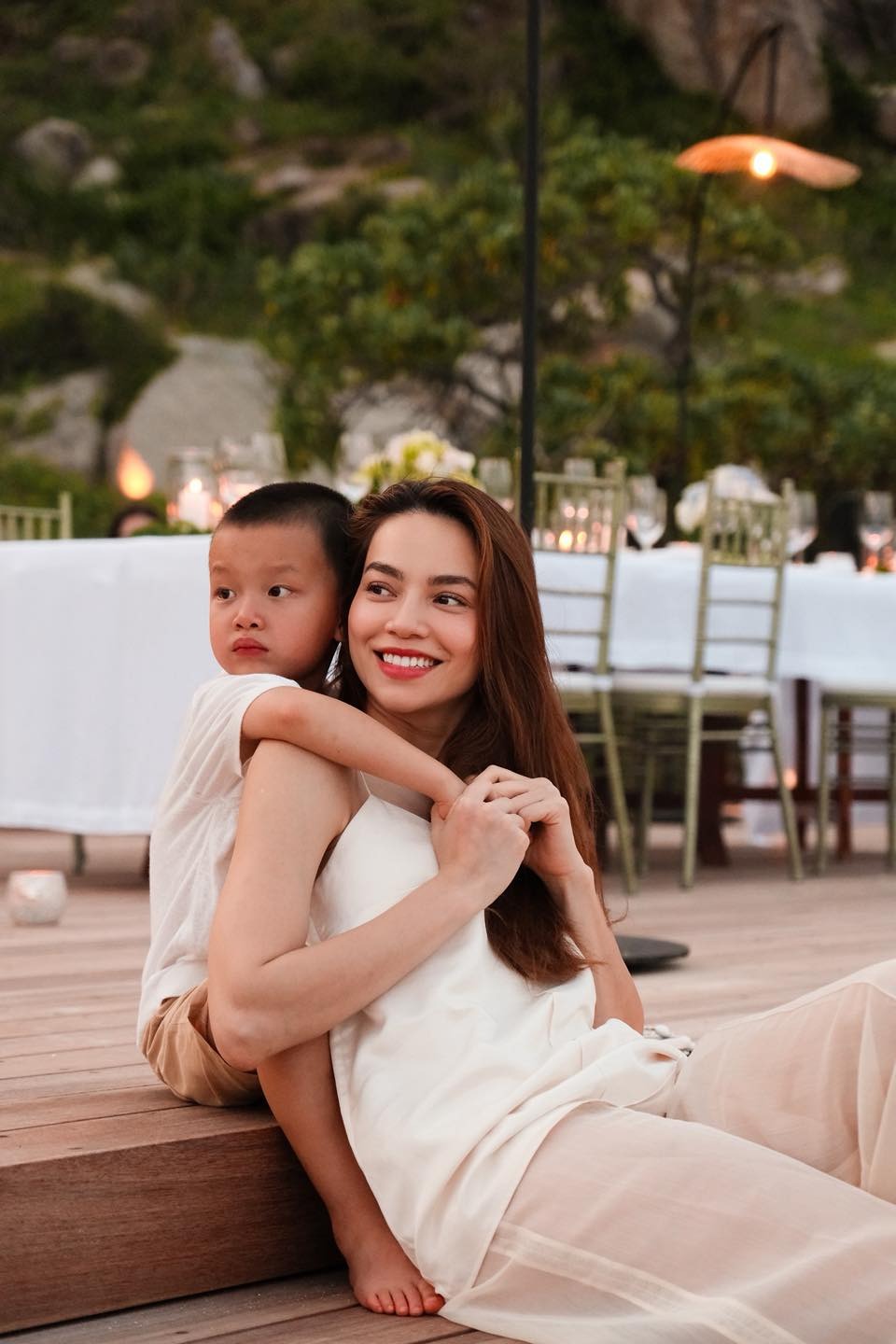 Mê cách Hà Hồ dạy con: "Nói năng nhỏ nhẹ, nhận đồ ăn phải nói lời cảm ơn mẹ"
- Ảnh 3. Mê cách Hà Hồ dạy con: "Nói năng nhỏ nhẹ, nhận đồ ăn phải nói lời cảm ơn mẹ"
- Ảnh 3.