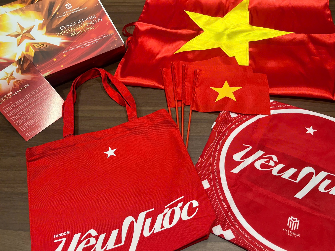 Cư dân truc tiep bong da c1 nhận quà "Yêu nước", tự hào chung tay "phủ đỏ" Việt Nam- Ảnh 1.