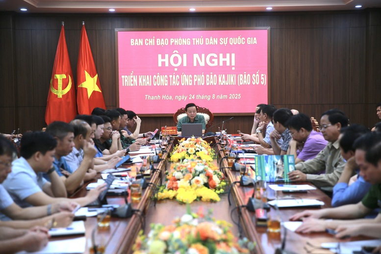 Thủ tướng họp khẩn ứng phó bão số 5: Bảo vệ tính mạng nhân dân là mục tiêu cao nhất- Ảnh 3. Thủ tướng họp khẩn ứng phó bão số 5: Bảo vệ tính mạng nhân dân là mục tiêu cao nhất- Ảnh 3.