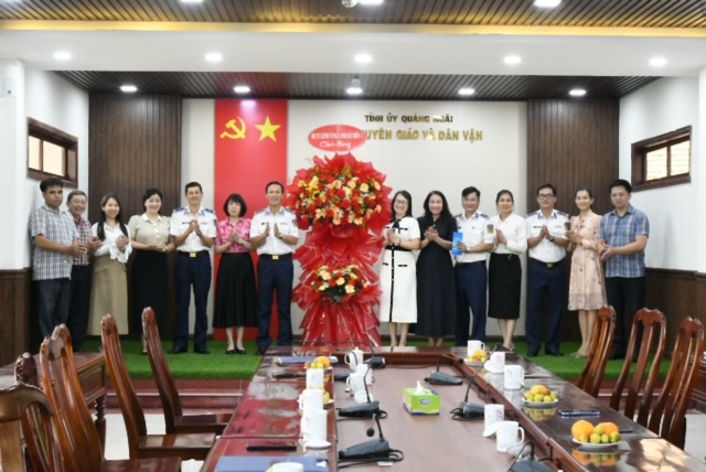Vùng Cảnh sát biển 2 đồng hành với ngư dân và đồng bào dân tộc, tôn giáo tỉnh Quảng Ngãi- Ảnh 1. Vùng Cảnh sát biển 2 đồng hành với ngư dân và đồng bào dân tộc, tôn giáo tỉnh Quảng Ngãi- Ảnh 1.