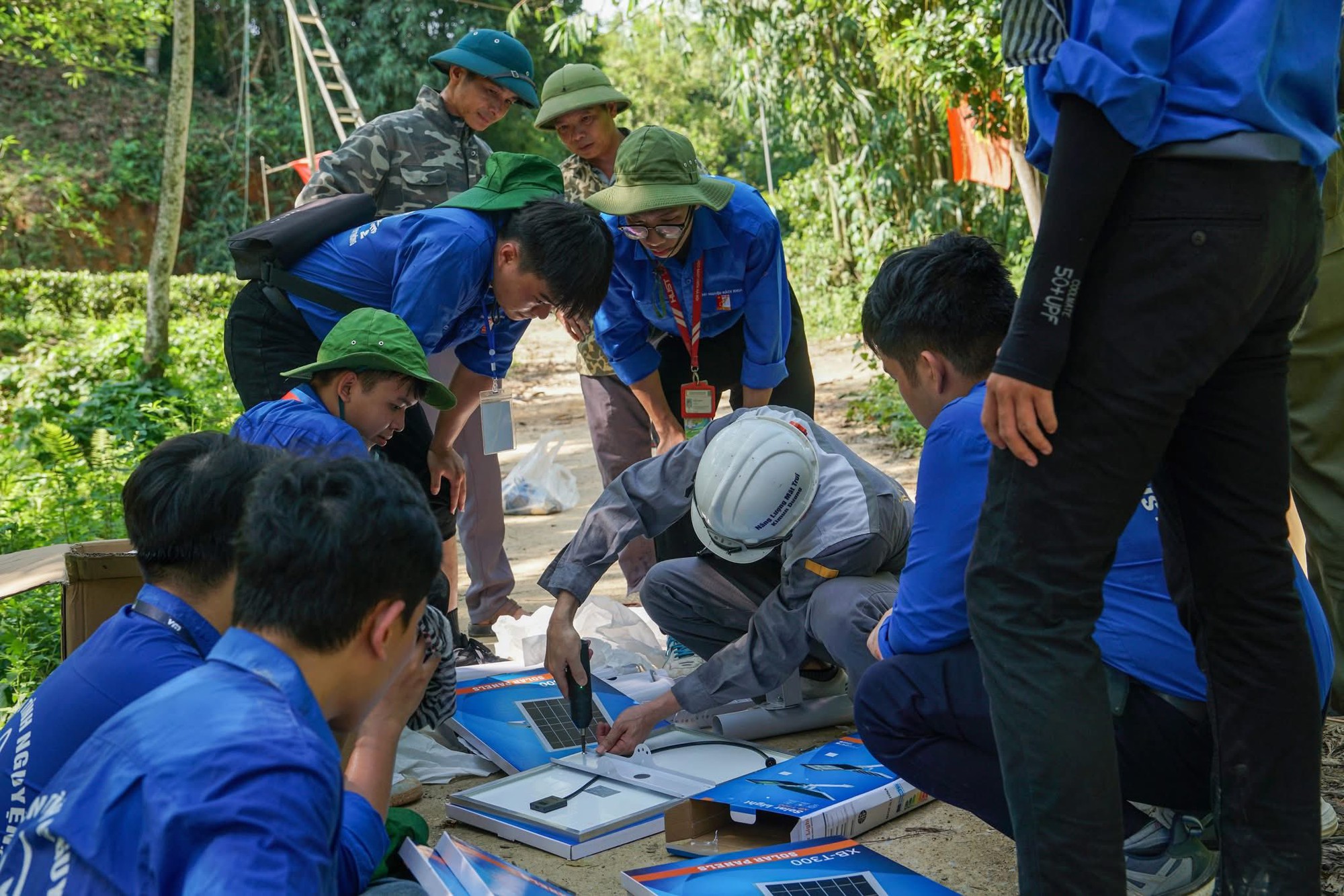 “Ánh sáng xanh” thắp sáng từng bản làng, xóm biển mùa hè- Ảnh 2. “Ánh sáng xanh” thắp sáng từng bản làng, xóm biển mùa hè- Ảnh 2.