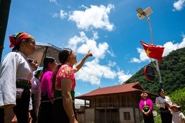“Ánh sáng xanh” thắp sáng từng bản làng, xóm biển mùa hè- Ảnh 3. “Ánh sáng xanh” thắp sáng từng bản làng, xóm biển mùa hè- Ảnh 3.