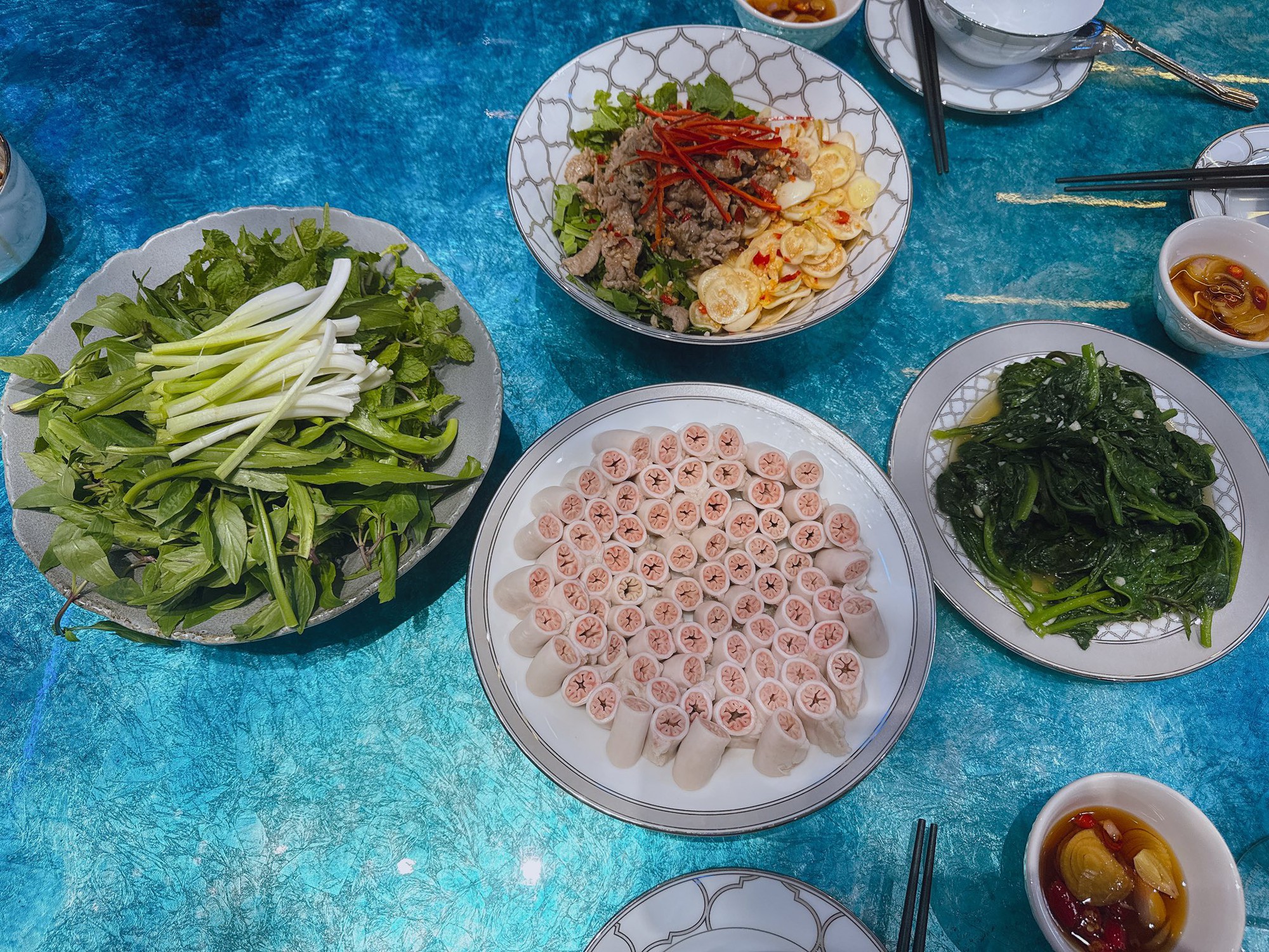 Phương Oanh đã nấu ăn ngon còn khéo bày biện, tới bộ bát đĩa cũng sang "hết phần thiên hạ"- Ảnh 2. Phương lich tuong thuat truc tiep bong da hom nay đã nấu ăn ngon còn khéo bày biện, tới bộ bát đĩa cũng sang "hết phần thiên hạ"- Ảnh 2.