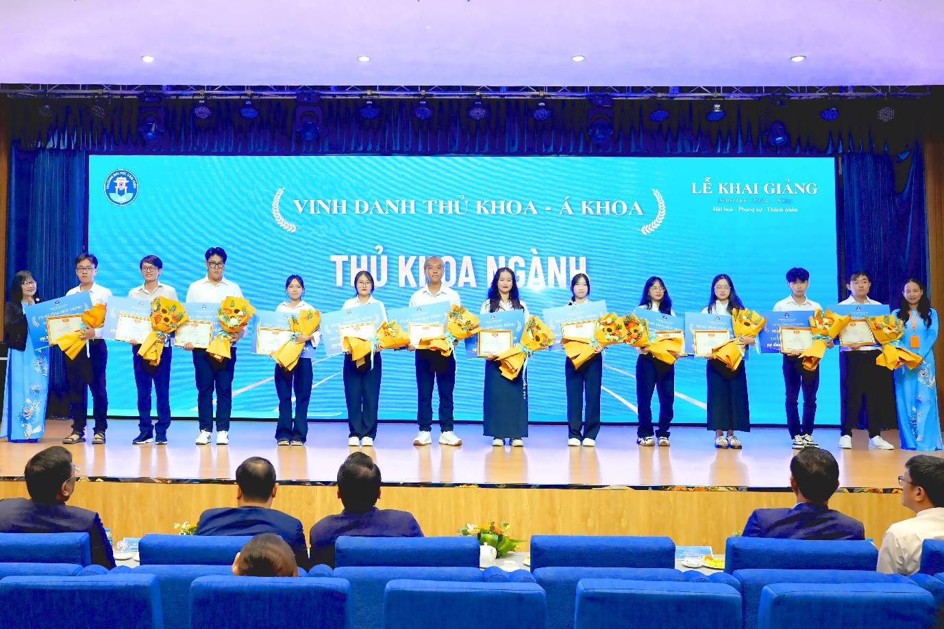 Trường đại học tặng xe máy điện và học bổng đến 100% học phí toàn khóa cho Thủ khoa/ Á khoa và Tân bong da ket qua truc tiep viên từ 27,5 điểm- Ảnh 1.