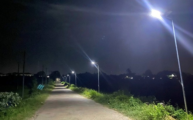 “Ánh sáng xanh” thắp sáng từng bản làng, xóm biển mùa hè- Ảnh 1. “Ánh sáng xanh” thắp sáng từng bản làng, xóm biển mùa hè- Ảnh 1.