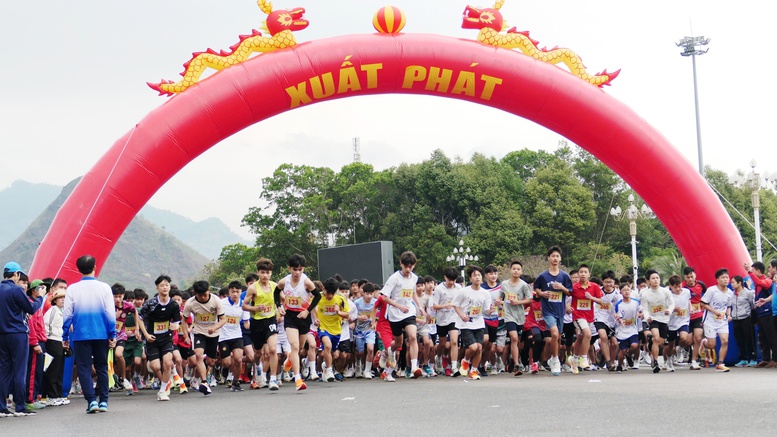 Đẩy mạnh Cuộc vận động “Toàn dân rèn luyện thân thể theo gương Bác Hồ vĩ đại”- Ảnh 1. Đẩy mạnh Cuộc vận động “Toàn dân rèn luyện thân thể theo gương Bác Hồ vĩ đại”- Ảnh 1.