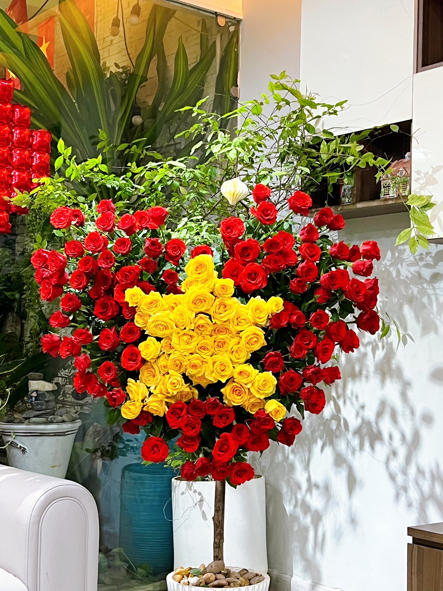 Góc decor vừa yêu nước vừa yêu nhà của gia đình nhỏ: Không gian chill đậm chất riêng mang màu cờ sắc áo- Ảnh 5. Góc decor vừa yêu nước vừa yêu nhà của gia đình nhỏ: Không gian chill đậm chất riêng mang màu cờ sắc áo- Ảnh 5.